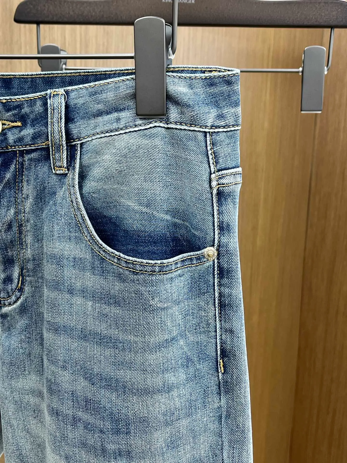 P240 Polo high-end customized 25ss spring and summer new men's small straight original jeans Early spring new style super soft, stretch fabric, complex handicraft superposition, any washing process will turn into a completely different color effect if you stay for a few seconds longer, so it is more precious, especially durable and taste-resistant... Use the best elastic texture of tannins, genuine leather labels, high-end metal accessories... to create a unique and original jeans style! Original hardware accessories, super correct fit, comfortable and breathable, extremely high-grade, XD counter quality, handsome upper body. Code number: 28-38 no 35 37